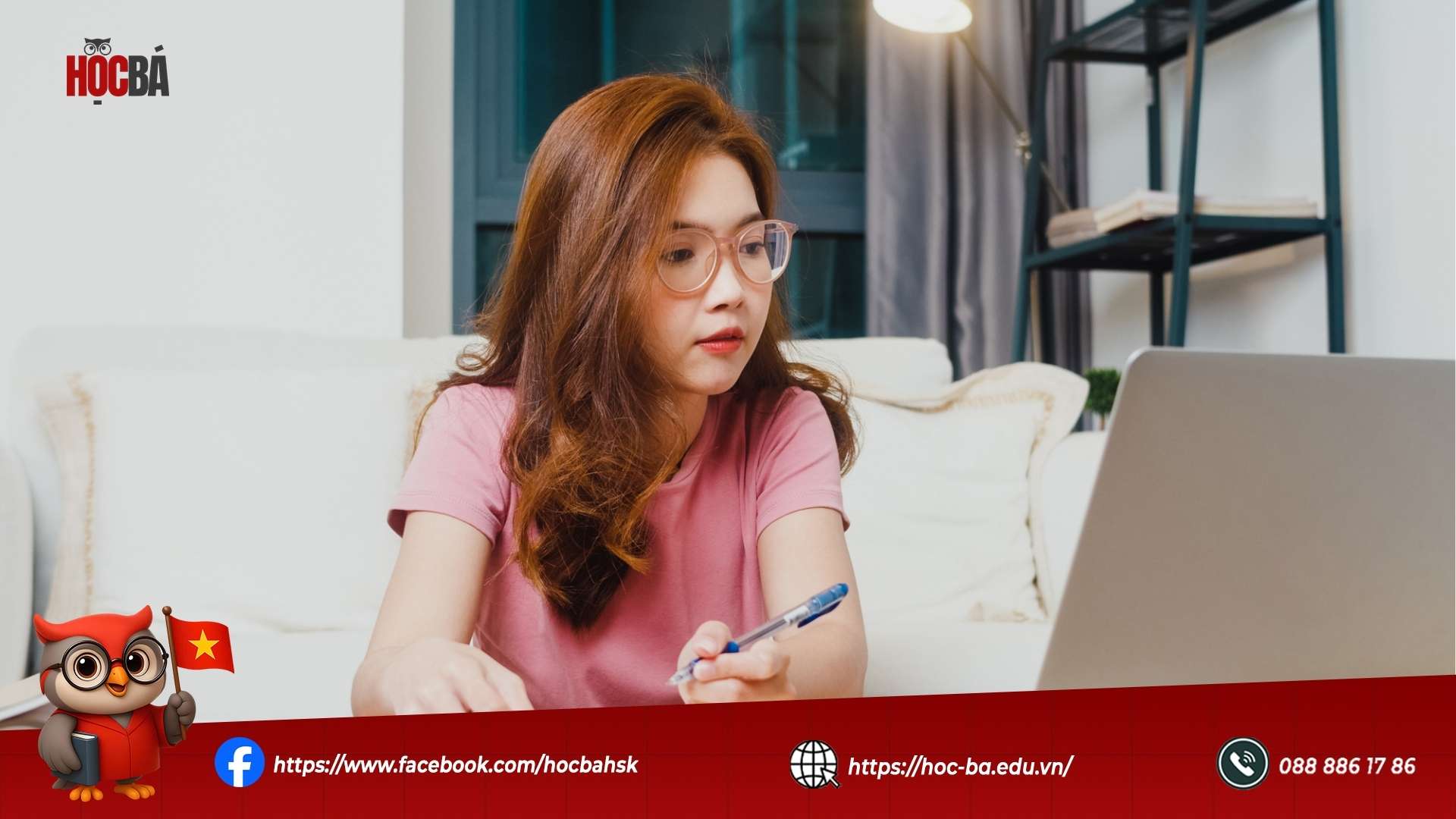 Cô gái đang đọc quy định đăng ký thi HSK 3