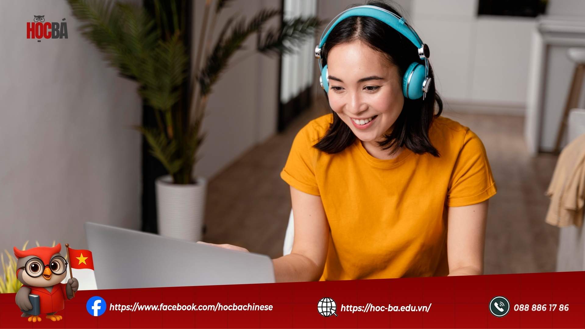 Học viên học tiếng Trung HSK 3 online tại nhà, đeo tai nghe và tương tác qua laptop