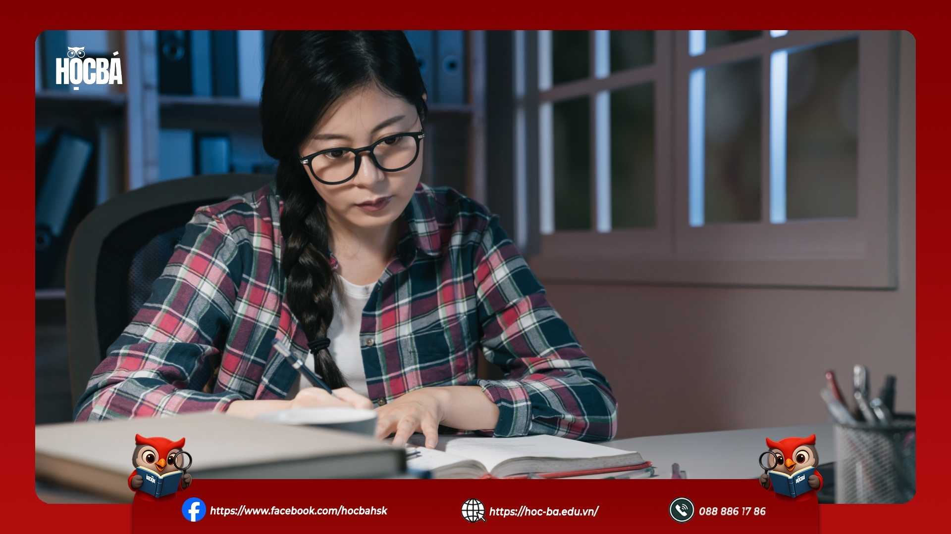 cô gái đang luyện đọc bài khóa hsk 4