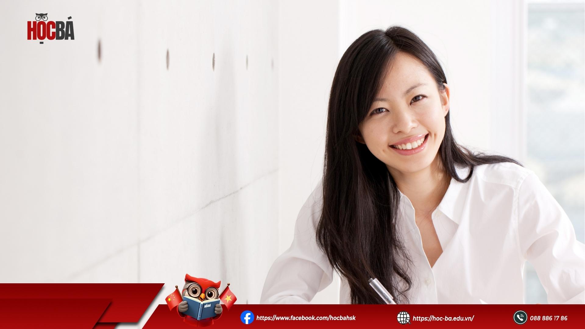 Cô gái đang làm bài tập HSK 4