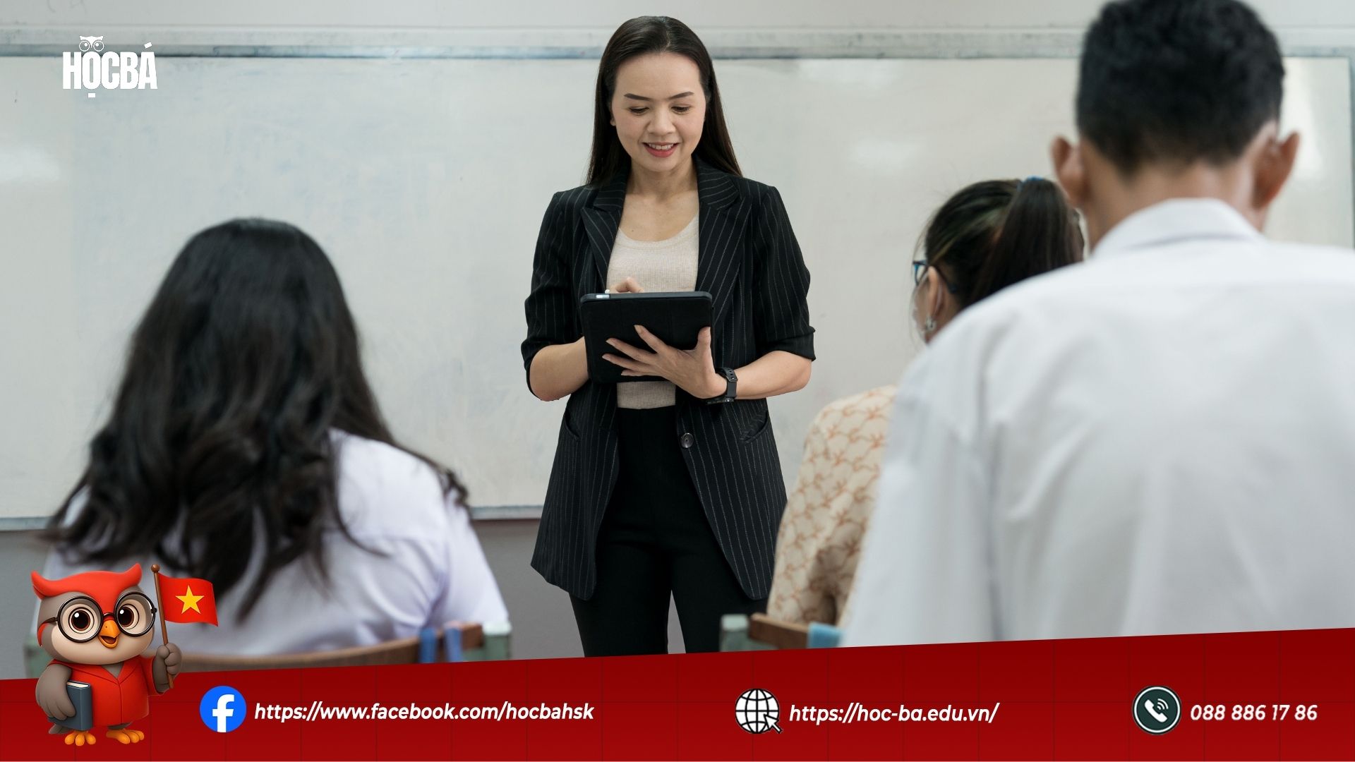 Giảng viên đang giảng dạy tiếng Trung trước lớp, học viên chăm chú lắng nghe