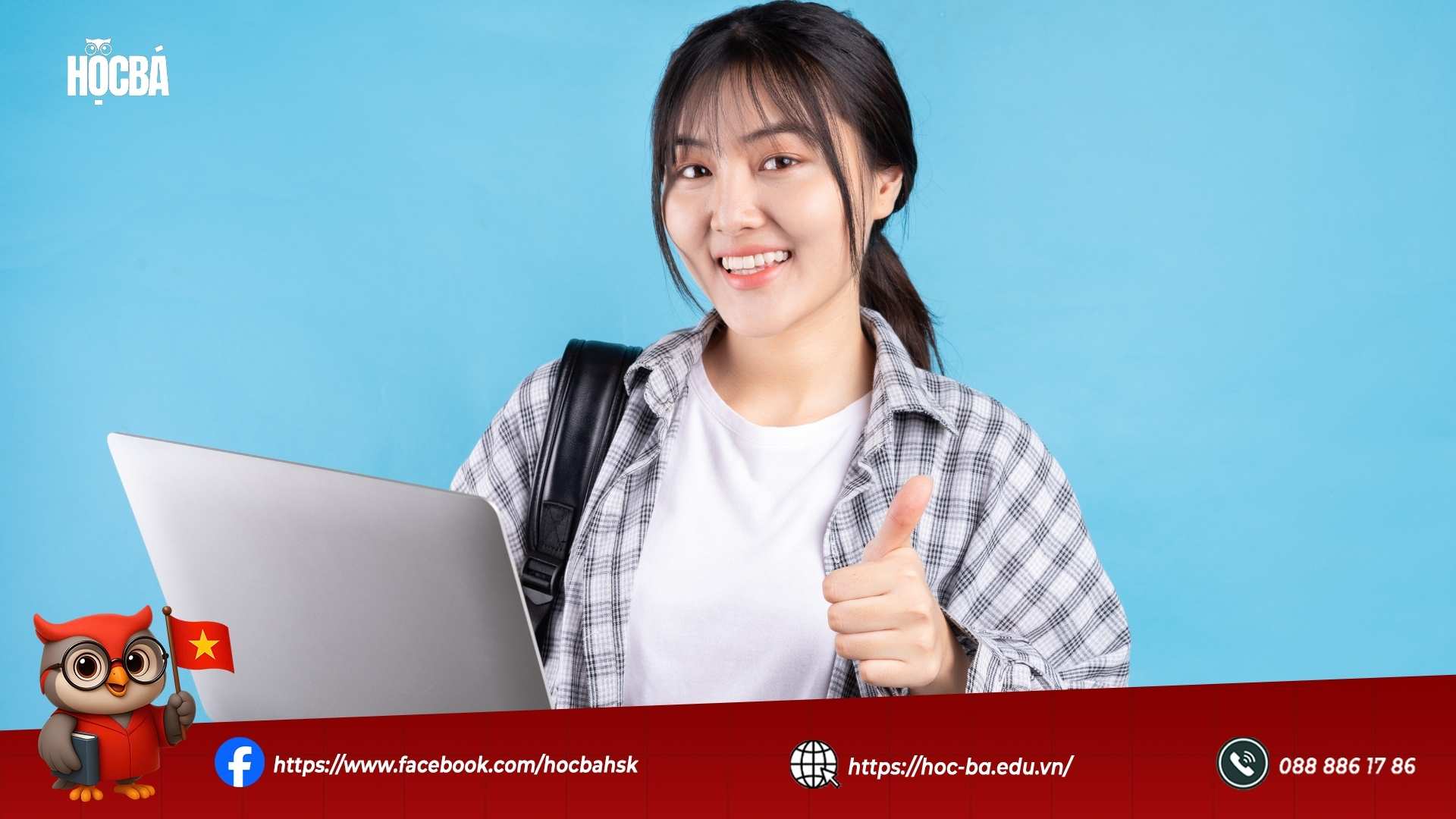 Nữ sinh tươi cười, cầm laptop, giơ ngón tay cái thể hiện sự hài lòng khi học tại Học Bá Education