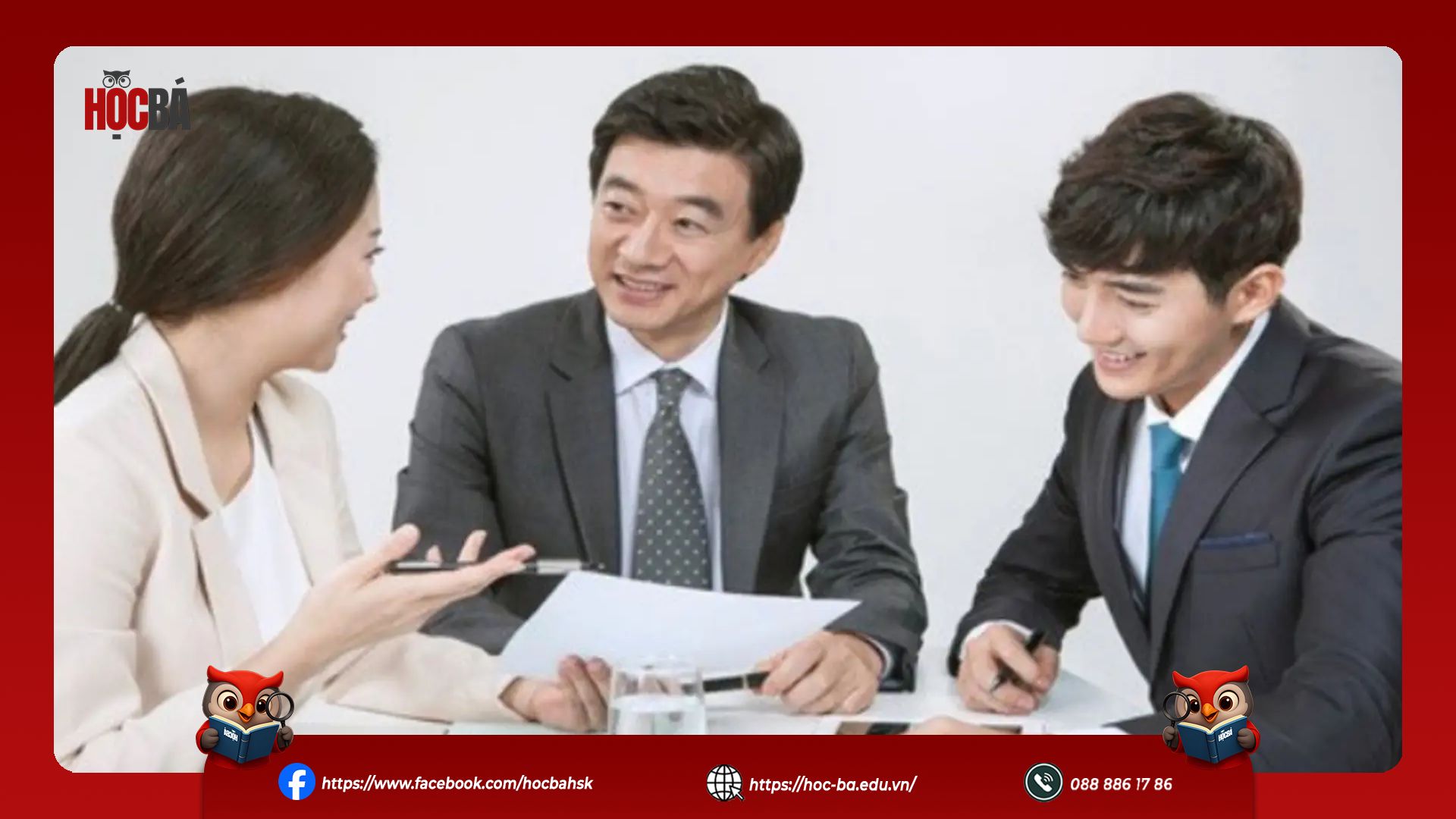 Ba người mặc vest trao đổi công việc bằng tiếng Trung trong môi trường chuyên nghiệp, thân thiện và hiệu quả