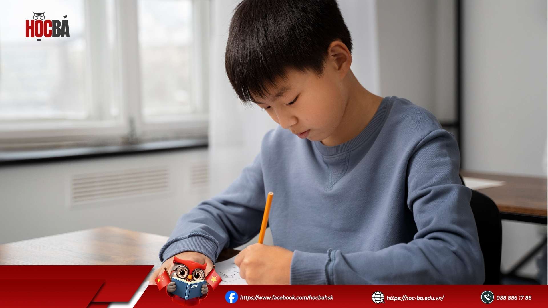 cậu bé đang tính điểm viết hsk 3