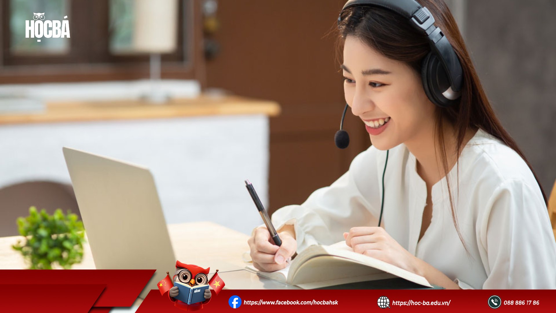 Nữ sinh viên học tiếng Trung HSK 4 trực tuyến qua laptop, đeo tai nghe micro, ghi chép trong sổ và mỉm cười