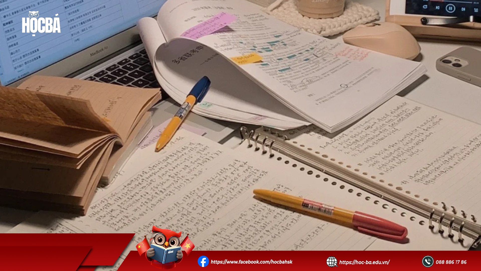 Trên bàn học có nhiều tài liệu, sách luyện HSK 4, máy tính và bút highlight phục vụ ôn thi tiếng Trung