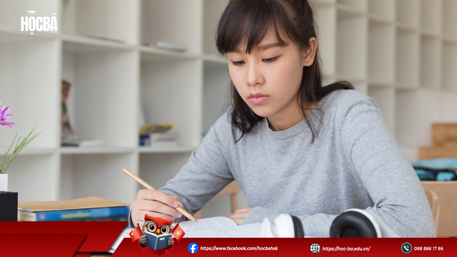 Bạn nữ đang tập trung học HSK 4, cầm bút viết vào sách tại thư viện hoặc không gian học yên tĩnh