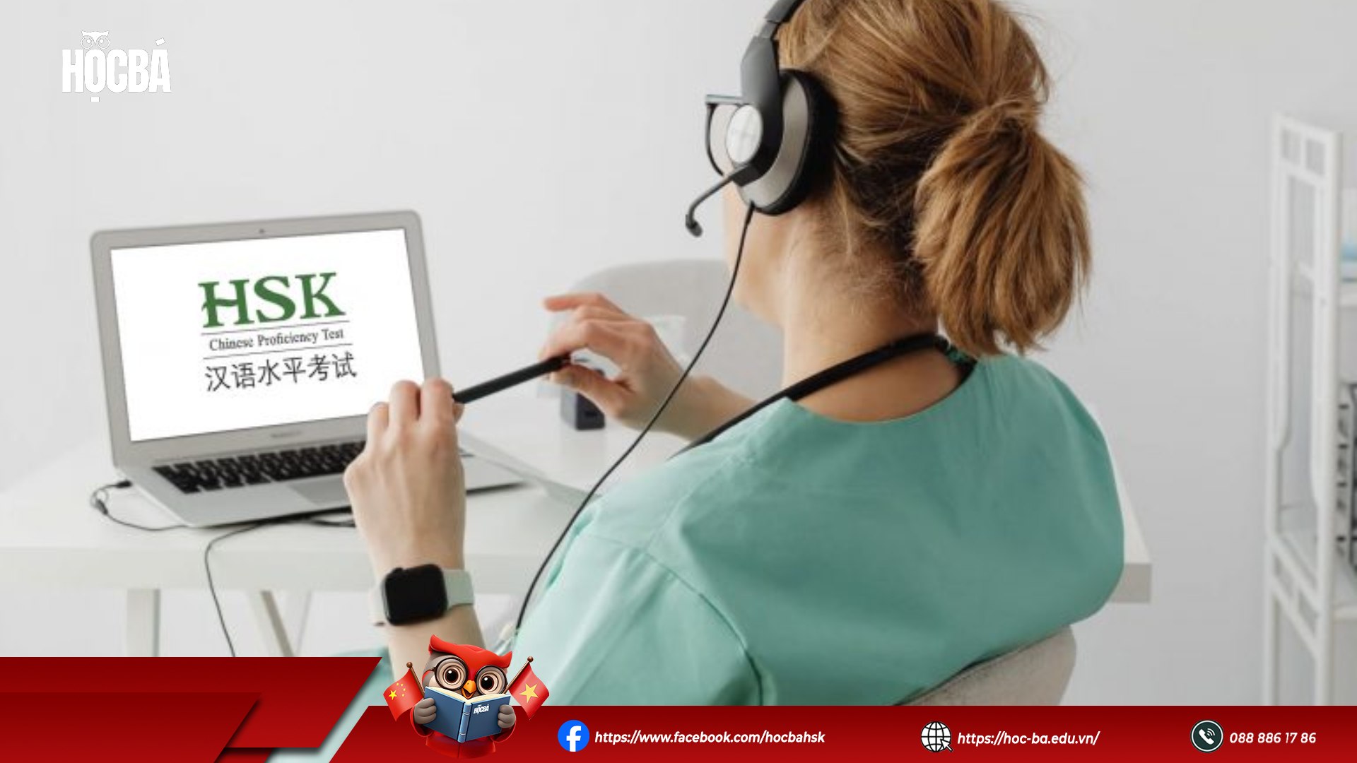 Người học ngồi học HSK 4 online, đeo tai nghe, đối diện màn hình máy tính