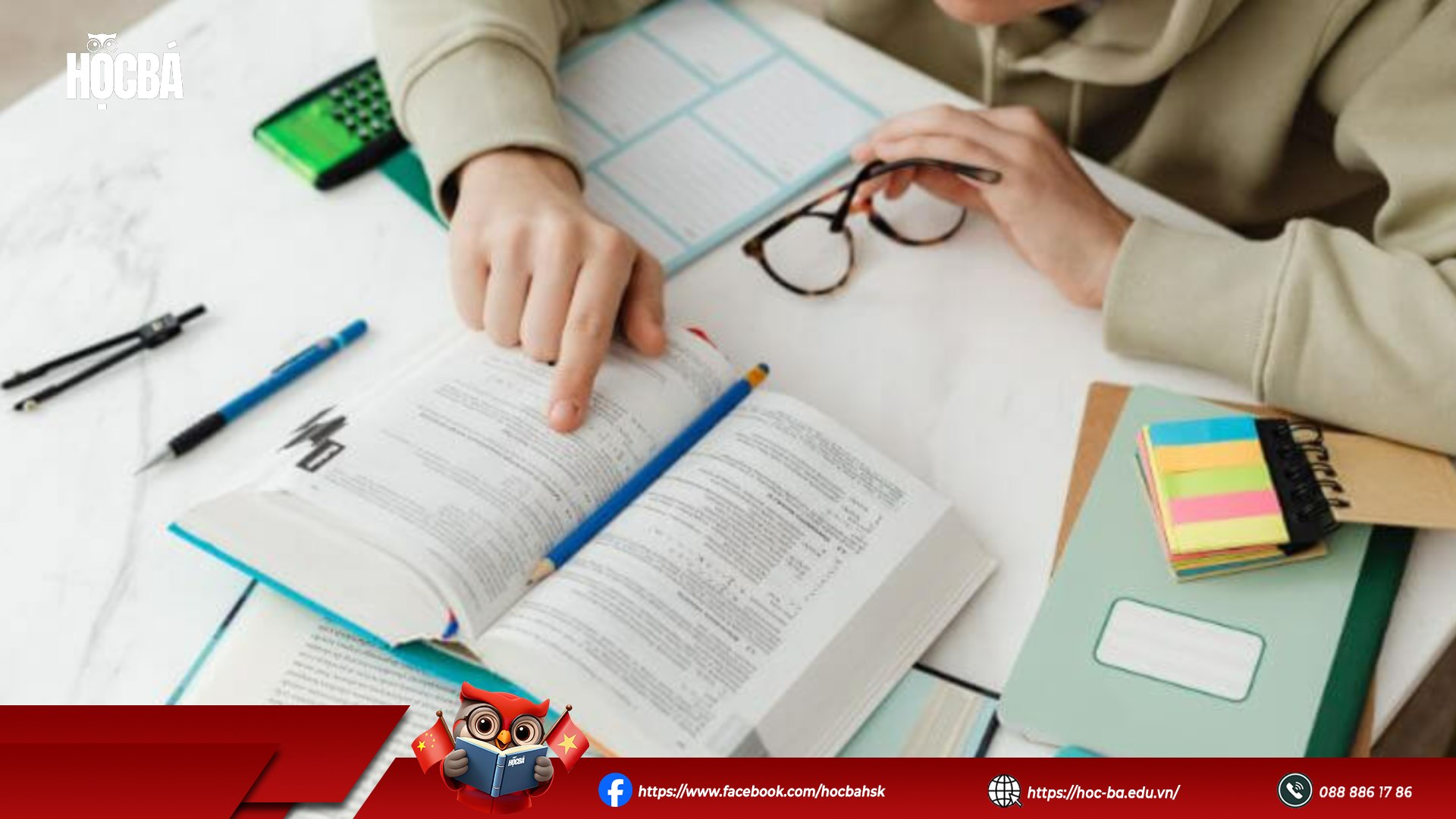 Người học chỉ tay vào sách, ghi chú với bút và giấy nhớ, đang học bài ôn luyện HSK 4