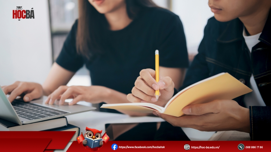 2 người đang luyện đề tinh giảng hsk 3