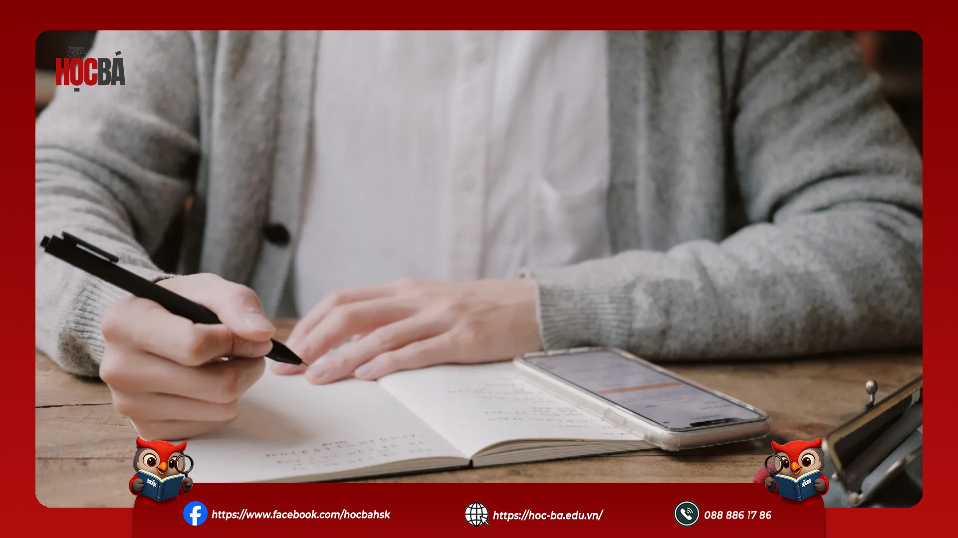 Người học tiếng Trung HSK 3 đang ghi chép bài học vào sổ tay, kết hợp sử dụng điện thoại để tra cứu từ vựng