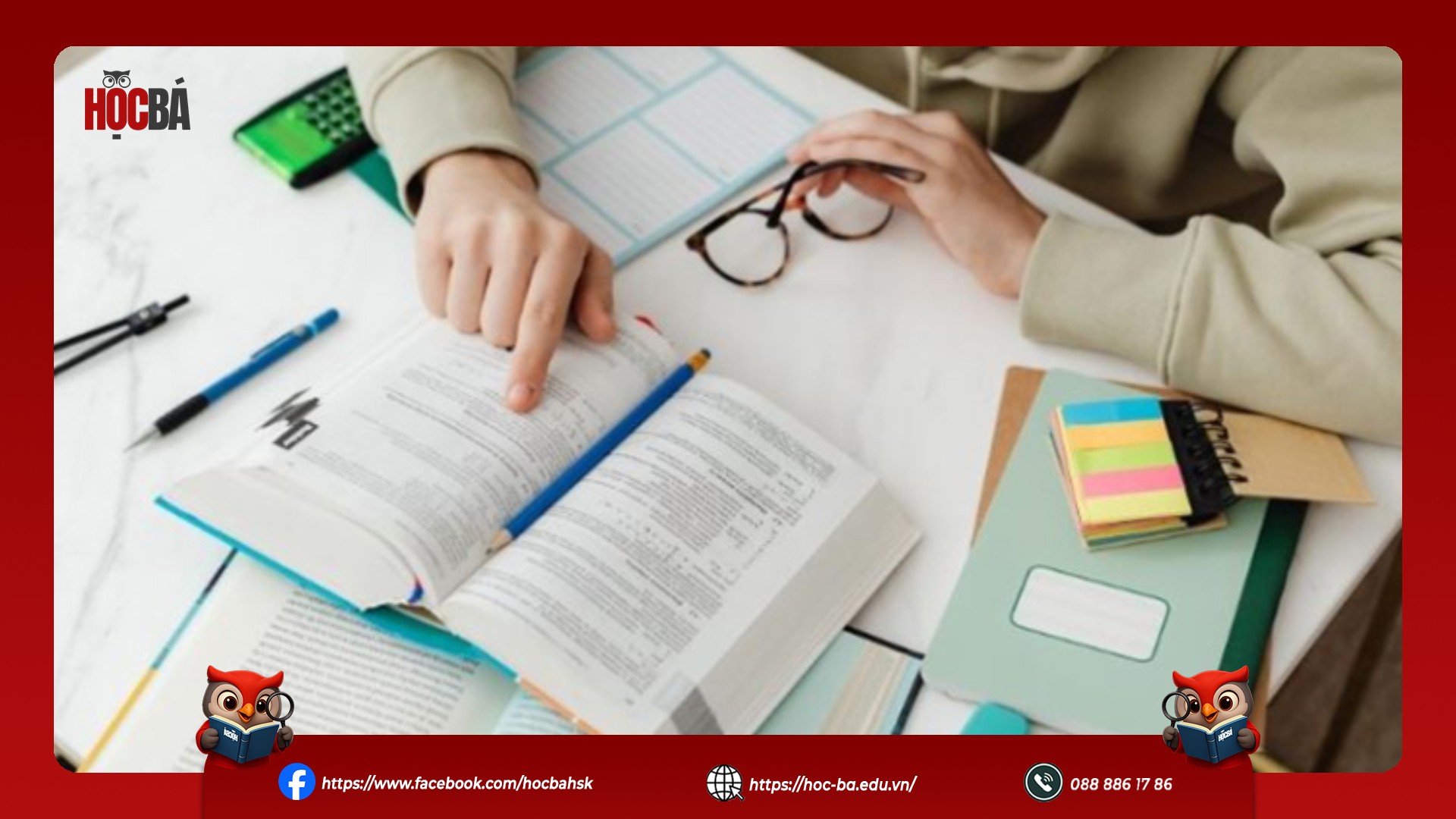 Người học đang đọc sách và ghi chú trên bàn học, chuẩn bị tài liệu ôn luyện tiếng Trung