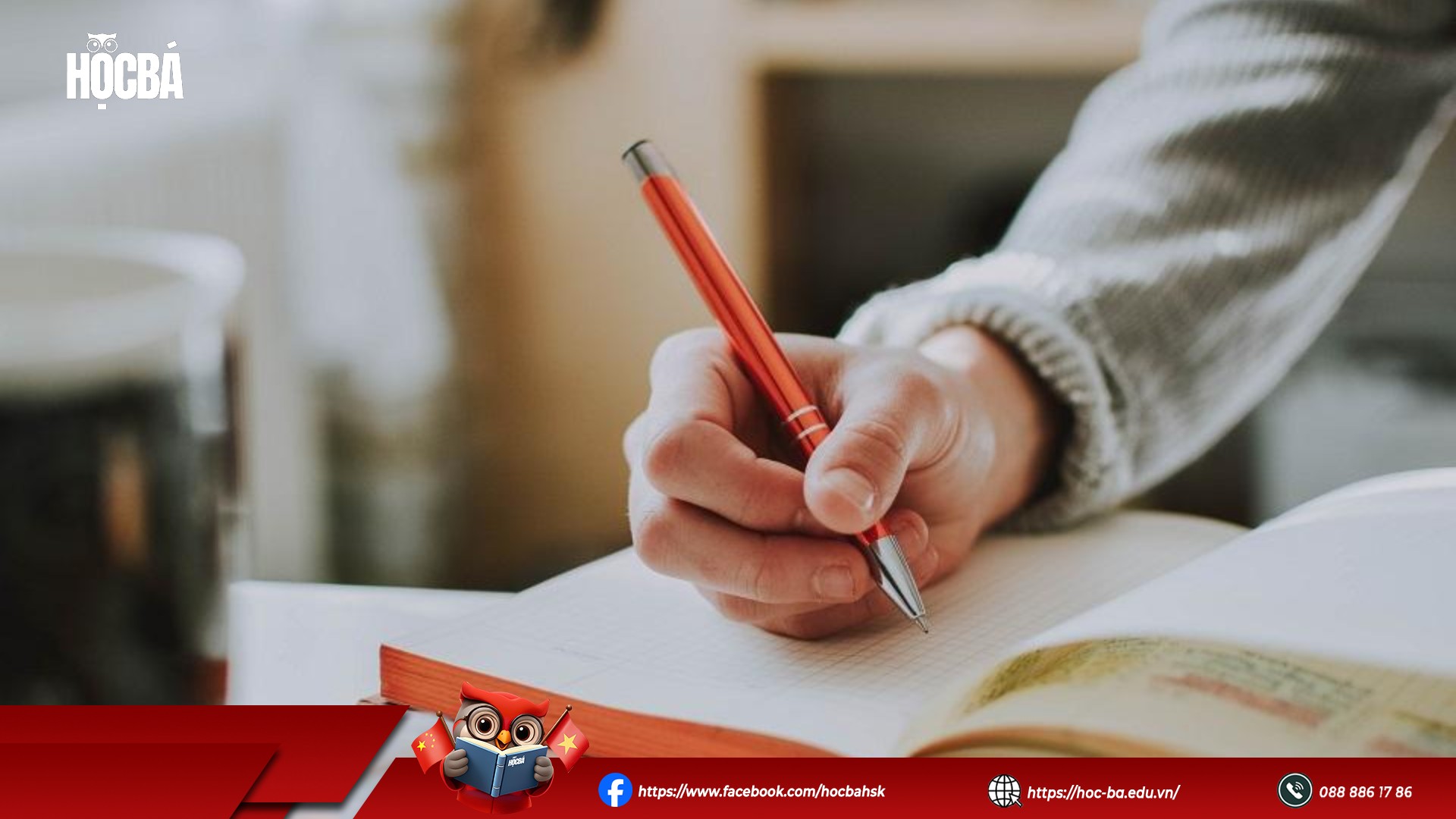 Cận cảnh tay cầm bút viết vào vở, thể hiện quá trình luyện tập và ghi nhớ kiến thức tiếng Trung