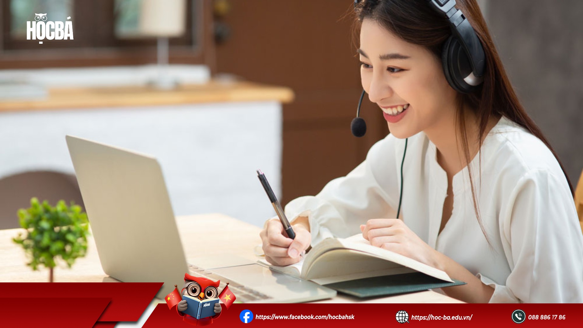 Nữ học viên đeo tai nghe học online trên laptop, ghi chép bài học tiếng Trung với vẻ mặt tập trung