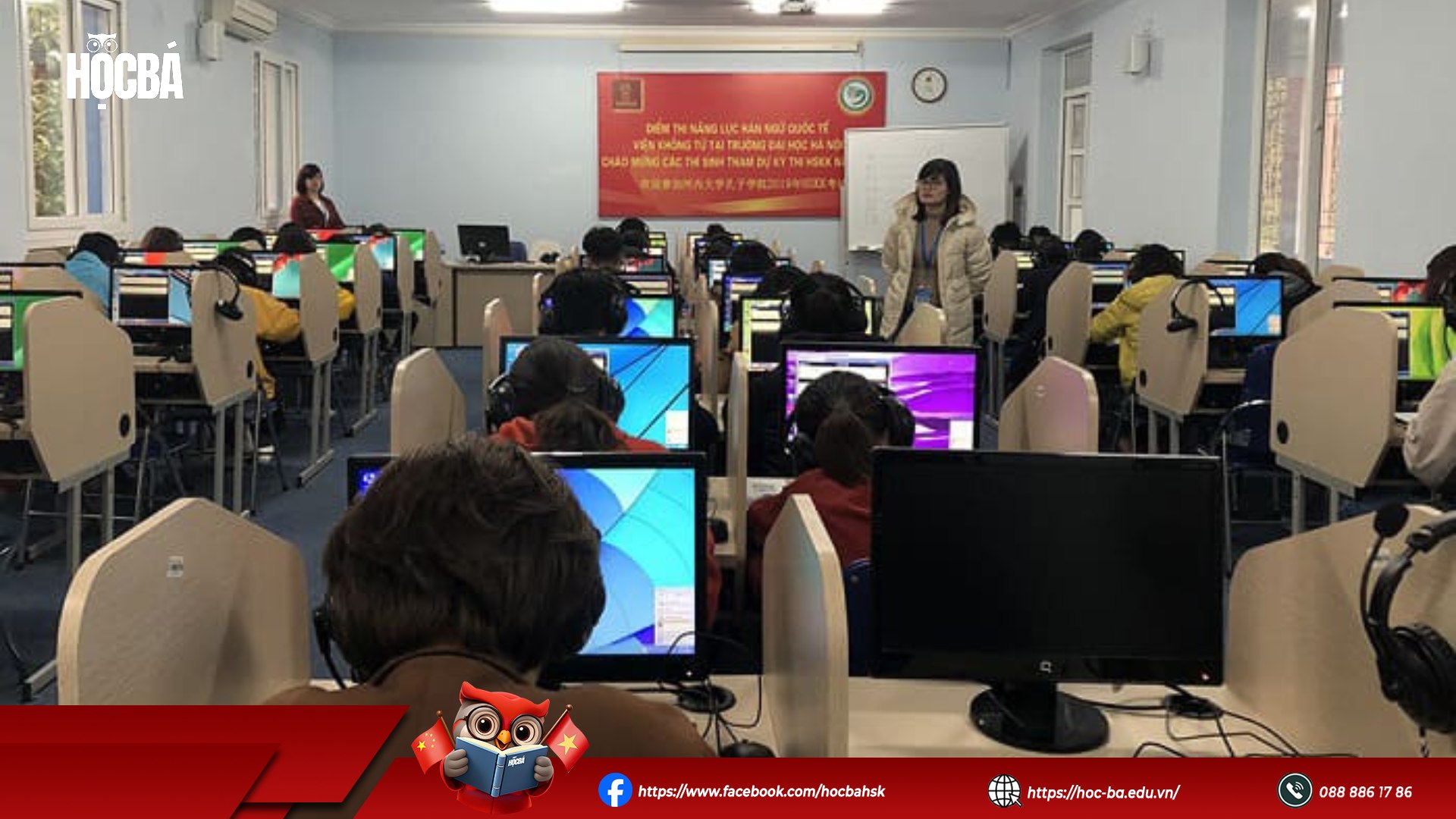 Phòng thi HSK 4 trên máy tính với nhiều thí sinh đeo tai nghe, giám thị quan sát trong kỳ thi năng lực