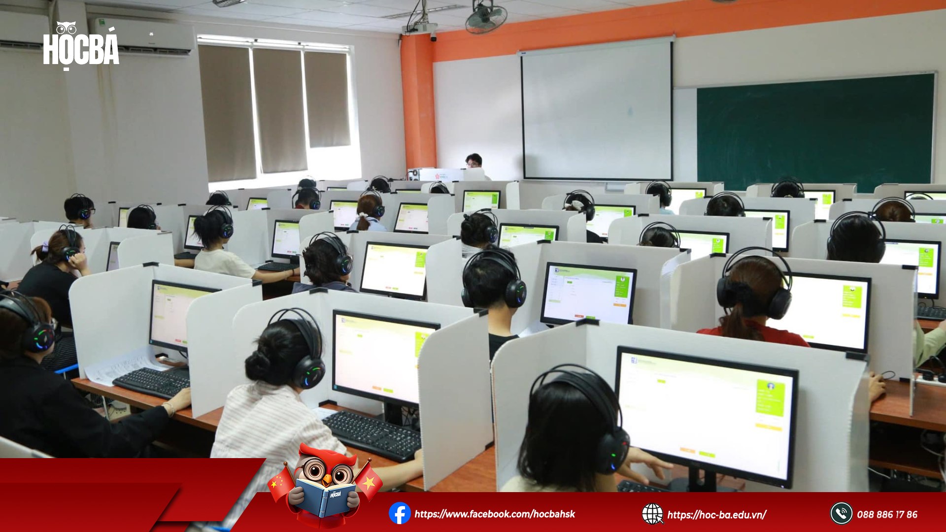 Phòng thi HSK 4 trên máy tính, thí sinh ngồi từng máy riêng, đeo tai nghe và tập trung làm bài