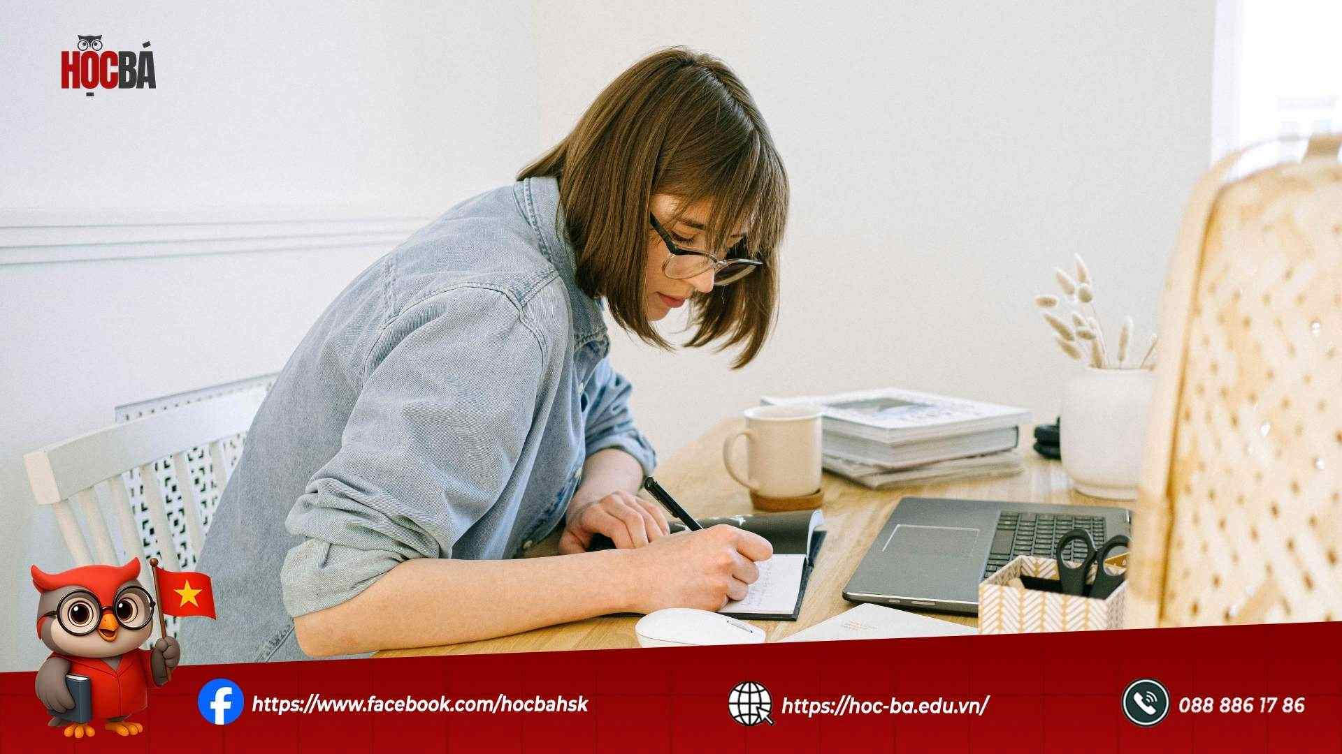 cô gái đang luyện viết hsk 5