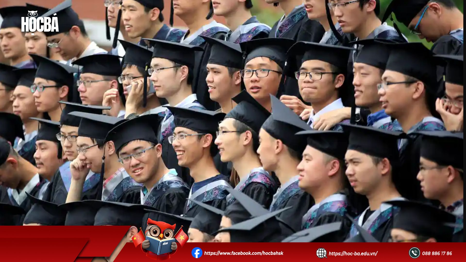 Nhóm sinh viên, du học sinh mặc lễ phục tốt nghiệp cử nhân đang mỉm cười rạng rỡ trong ngày nhận bằng tại Trung Quốc.