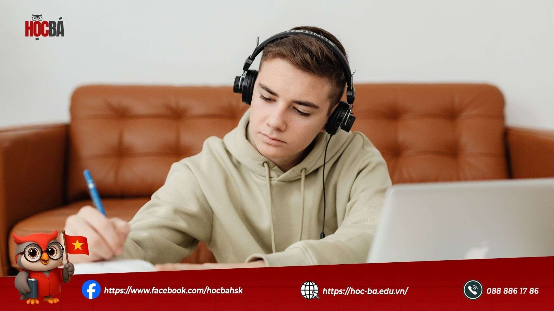 chàng trai đang làm bài nghe đề thi hsk 4 h41001