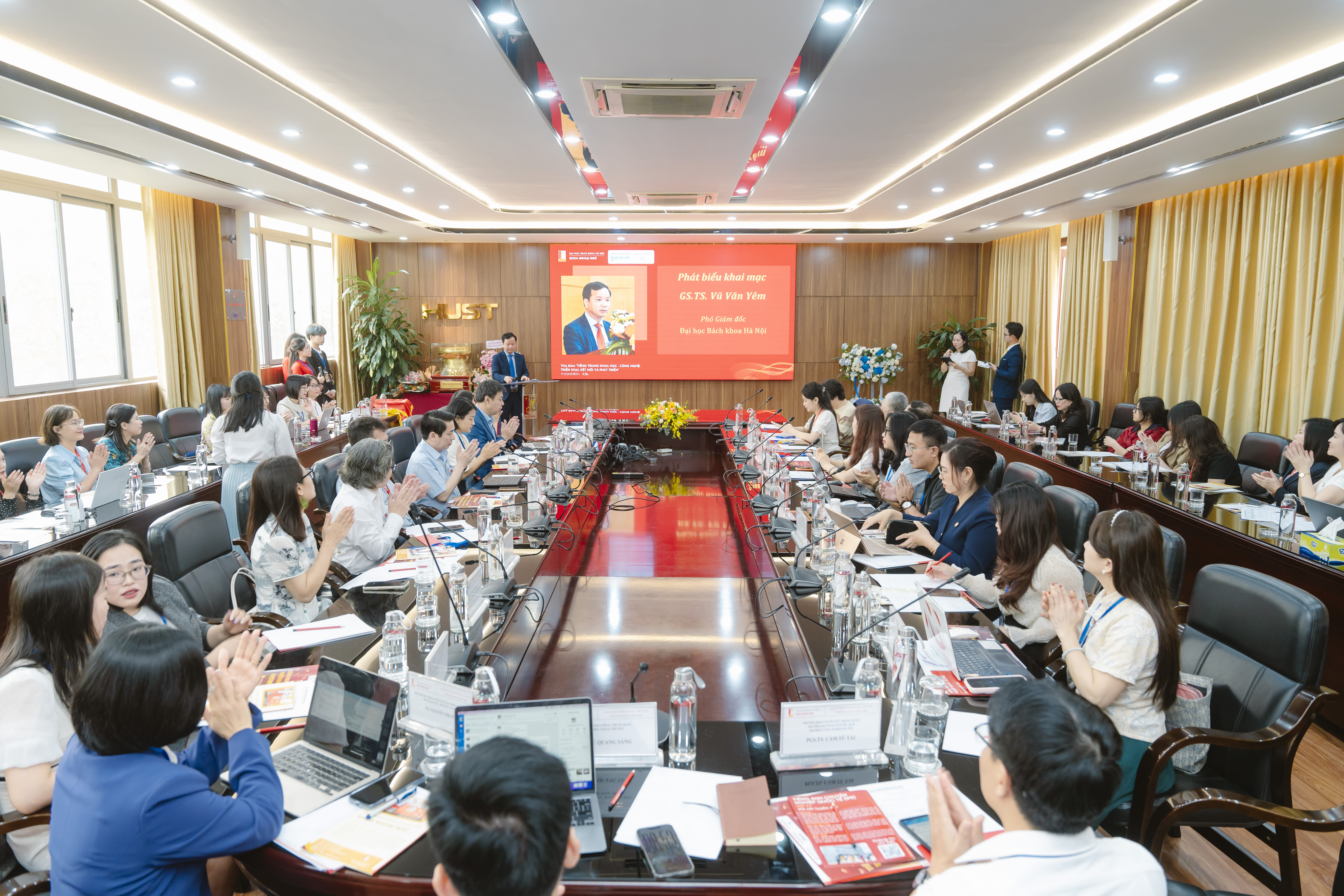 GS. TS. Vũ Văn Yêm - Phó giám đốc Đại học Bách Khoa Hà Nội đang phát biểu khai mạc