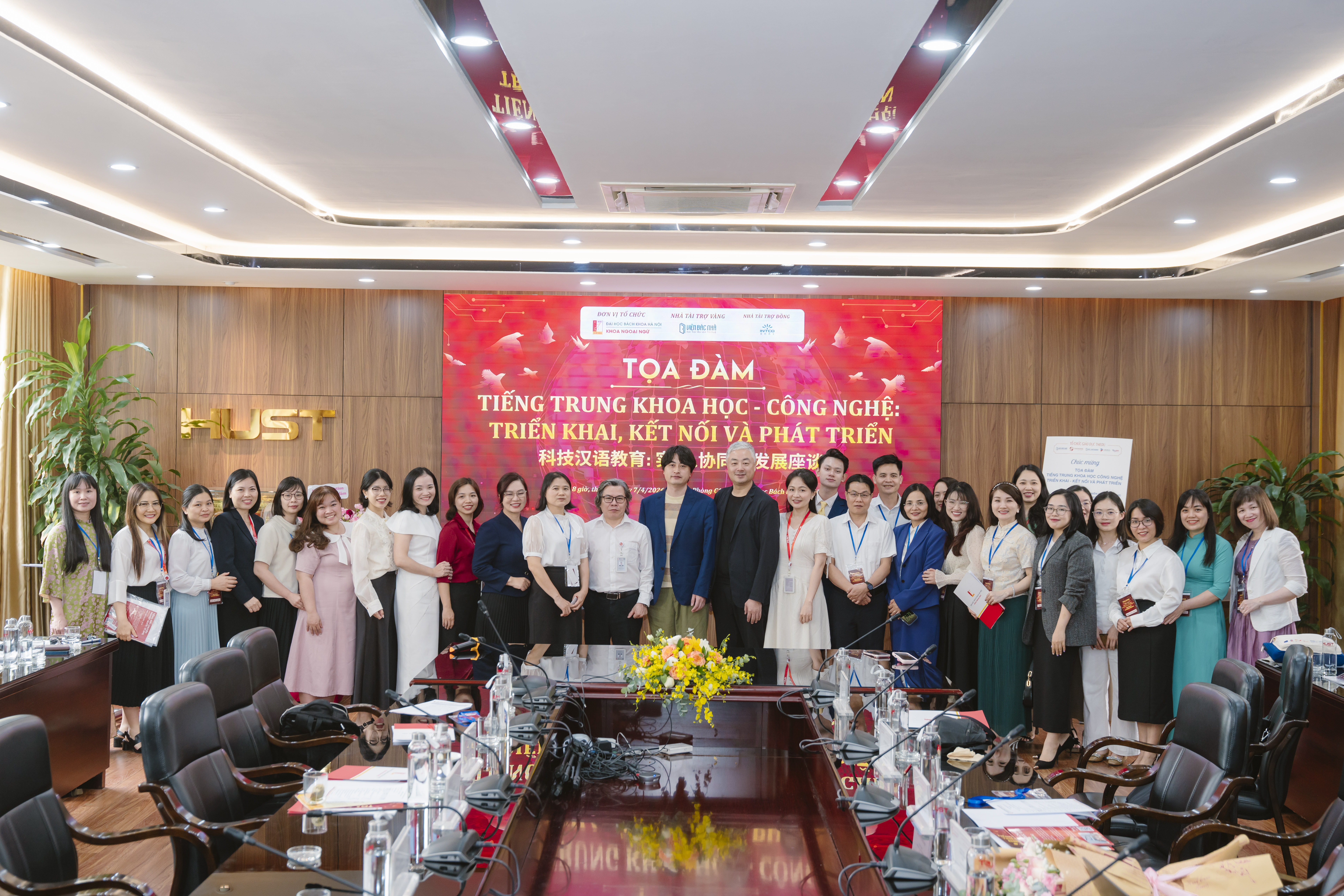  Lãnh đạo, giảng viên Đại học Bách khoa Hà Nội cùng các đại biểu tham dự buổi Tọa đàm chụp ảnh lưu niệm