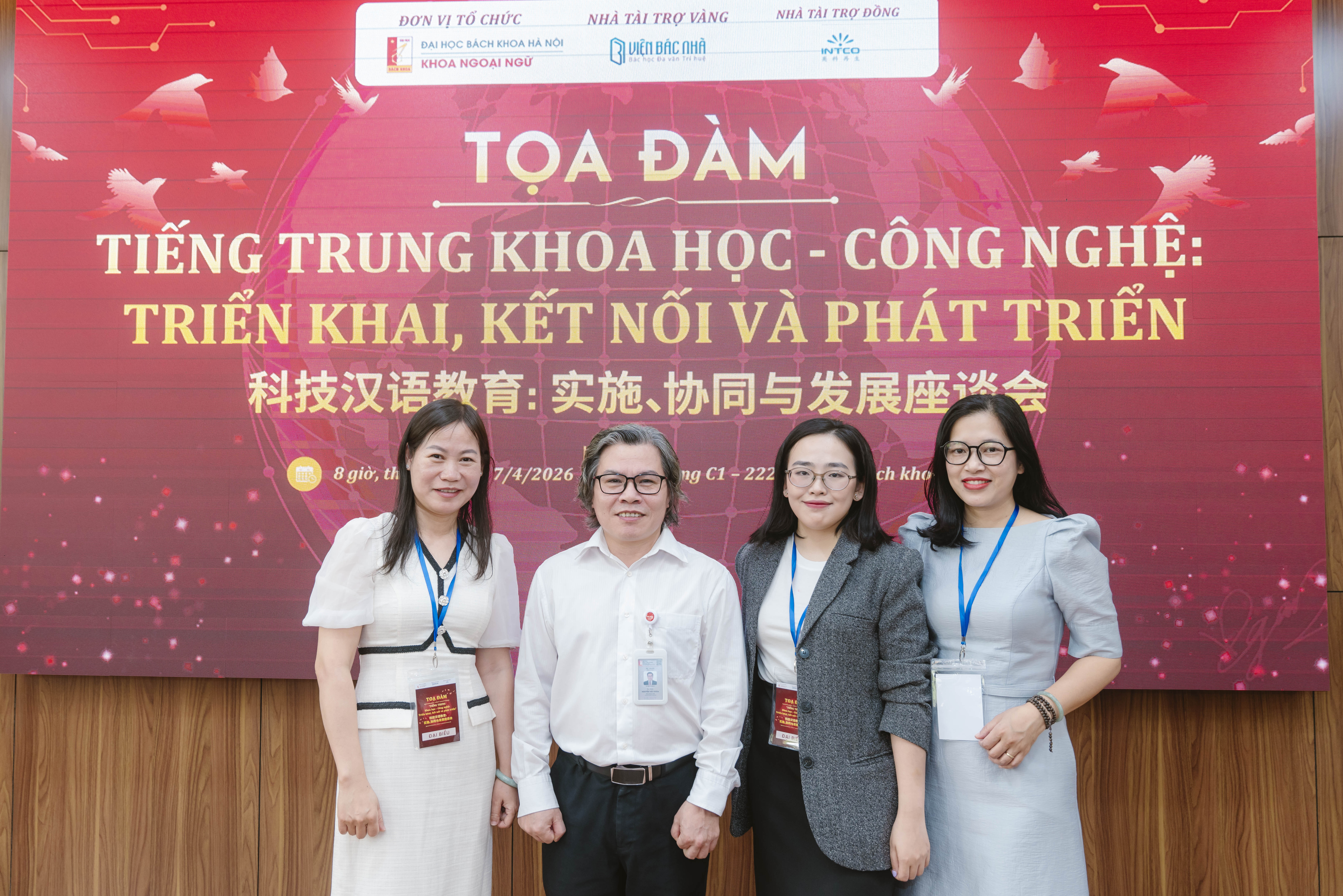 Bà Phan Quỳnh Giang - Co-founder Học Bá Education cùng các đại biểu tham dự buổi Toạ đàm