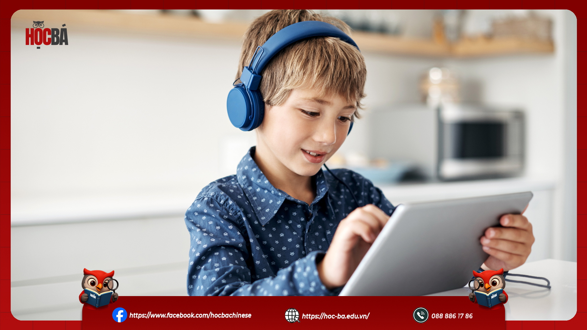 Trẻ em đeo tai nghe và học nội dung tiếng Trung trên máy tính bảng tại nhà.