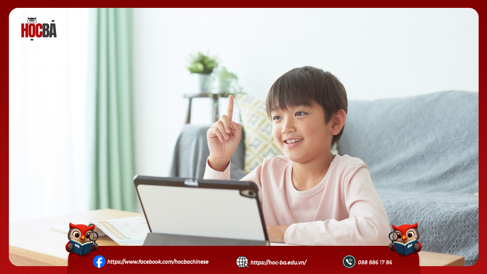 Trẻ em học tiếng Trung qua nội dung trên máy tính bảng tại nhà.